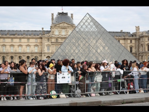 Rapina al Louvre all'apertura, polizia e ministra sul posto