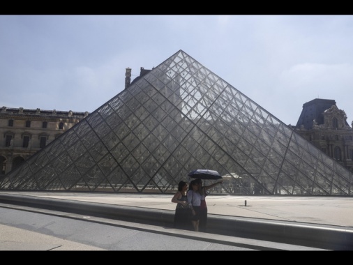 Ritrovato fuori dal Louvre un gioiello rubato