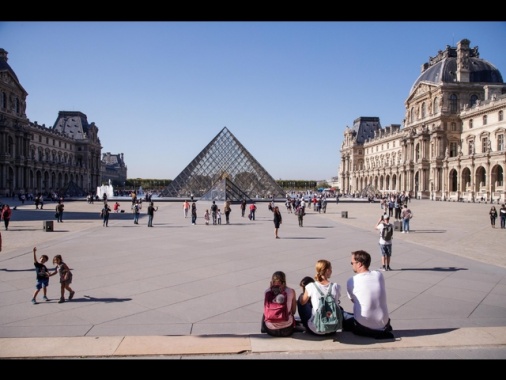 Al Louvre rubati i gioielli di Napoleone