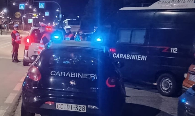 Il furto in auto, la colluttazione, il coltello: ladro arrestato, proprietario ferito