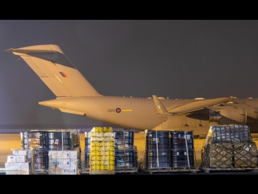 Aereo cargo esce di pista a Hong Kong, un morto e un ferito