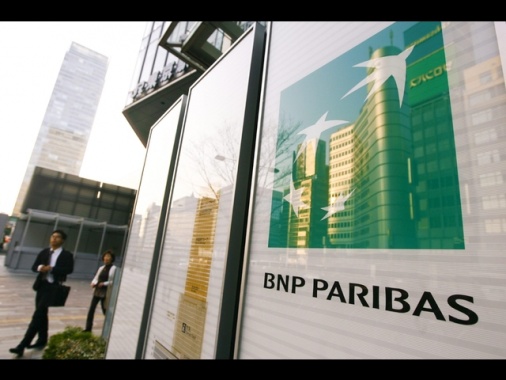 Bnp scivola in Borsa, condannata a risarcire profughi Ugandesi
