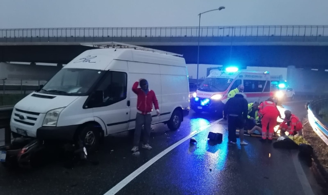 Cadono dalla moto, feriti due giovani