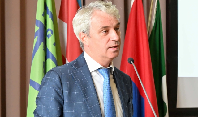 Varese, il sindaco si vaccina contro l’influenza