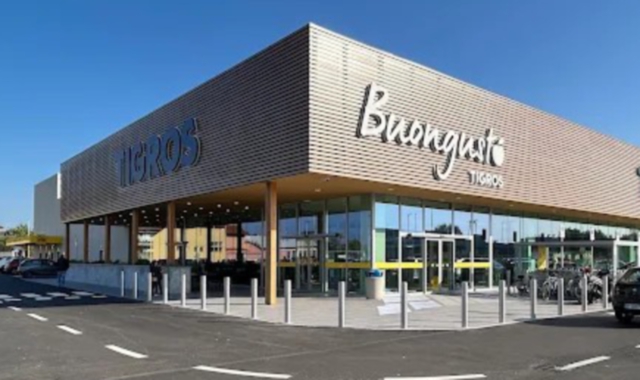 Il Tigros di Arluno dove sono intervenuti i carabinieri per il cliente molesto (Foto Google Maps)