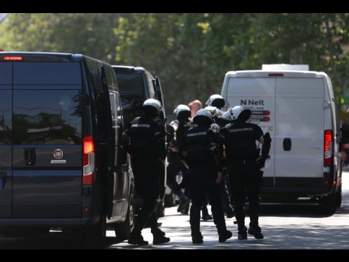 Spari davanti al Parlamento di Belgrado, un ferito grave