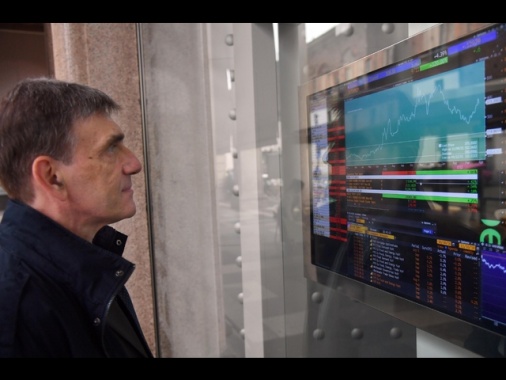 Borsa: Europa fiacca con le trimestrali, corre Londra