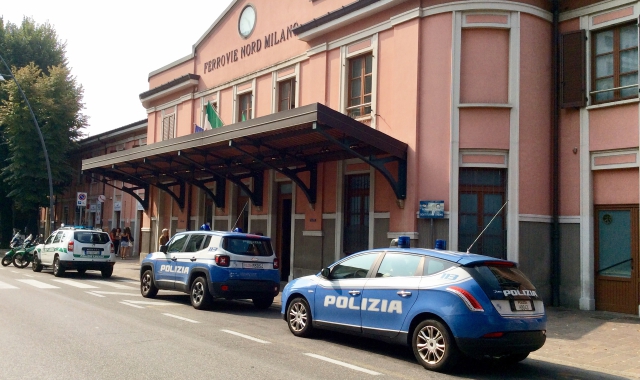 Auto della polizia davanti alla stazione di Saronno (foto Domenico Ghiotto)