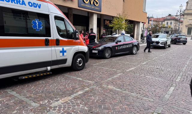 Riconosce il ladro: caos in centro