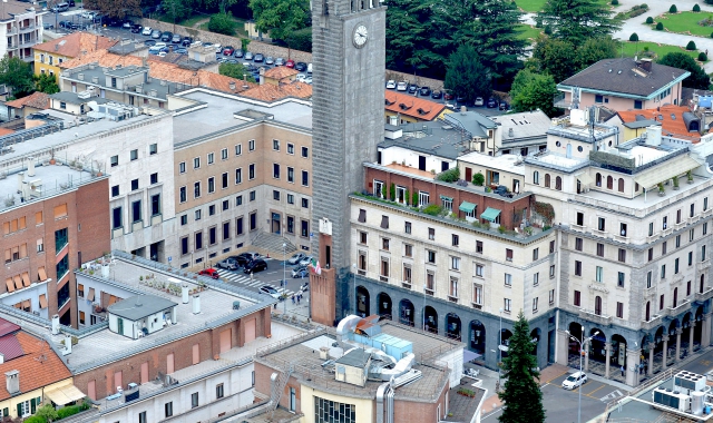 Al centro la tabella riassume i dati 
