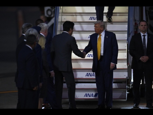 Trump arrivato in Giappone, oggi vedrà l'imperatore Naruhito