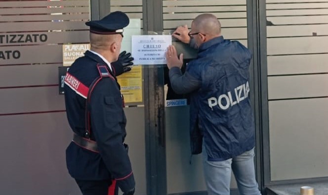 Il questore di Varese, Carlo Mazza, aveva sospeso la licenza del locale per venti giorni. Ancora ignoti i motivi della discussione degenerata in due spari