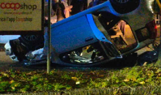 Busto Arsizio, si ribalta in auto: ferito 87enne