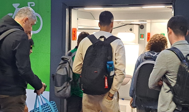 La tragedia e i pendolari dimenticati: «Costretti a tornare in taxi»