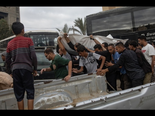 Fonti Gaza, oltre 100 morti nei raid di Israele