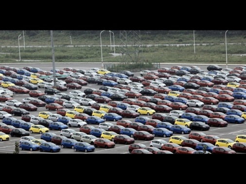 Auto Ue, 'mancano chip, stop della produzione imminente'