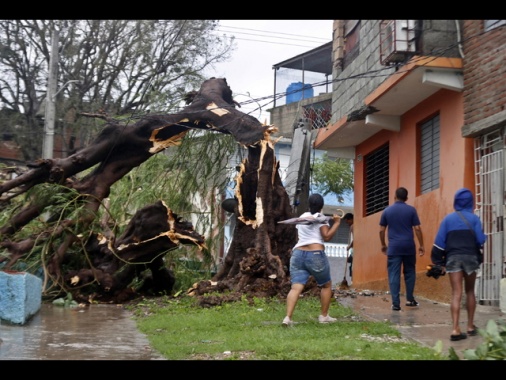 Cuba al buio dopo il passaggio devastante di Melissa