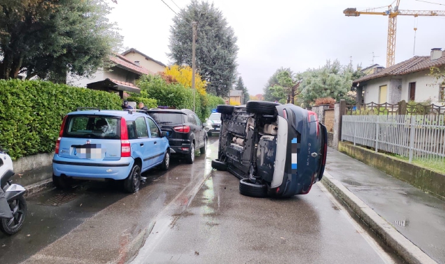 Auto si ribalta, paura a Saronno