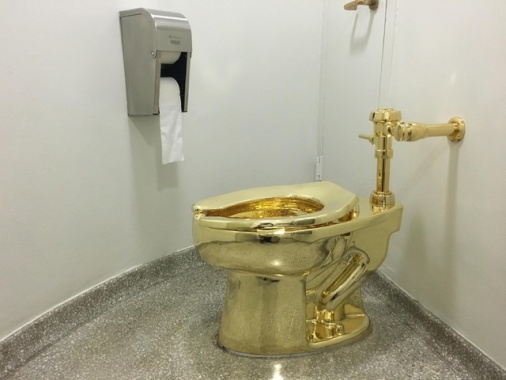 Cattelan, il water a 18 carati all'asta da Sotheby's