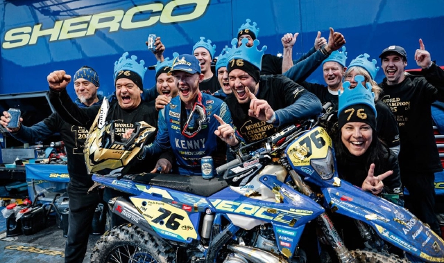 Star del 25° Green Pistons è il neozelandese Hamish MacDonald, qui attorniato dai tecnici del team Sherco-CH Racing
