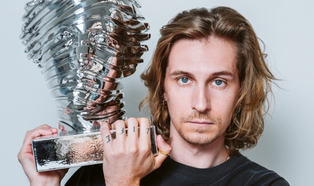 In alto e qui sopra alcuni scatti della mostra «Artificial Beauty» (@Giacomo Demelli). In alto a destra «Amore & Psiche» (courtesy of the artist)