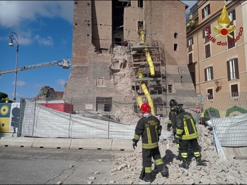 Crolla parte Torre dei Conti al centro di Roma