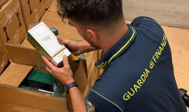 Profumi falsi nei garage, sequestrate oltre 6mila confezioni