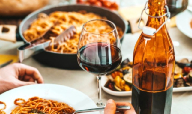 Il pranzo della domenica a casa dei genitori è costato caro a un 36enne che aveva il divieto di avvicinamento ai famigliari