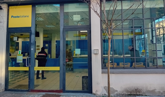 I carabinieri nella sede delle Poste di Induno Olona