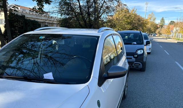 A due passi dall’Insubria, dall’Ats e dalla Croce Rossa, a Bizzozero: zona molto frequentata,  pochi posti auto. Ieri mattina, raffica di multe 