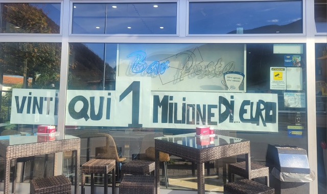 Il cartello della vincita al Bar della Posta