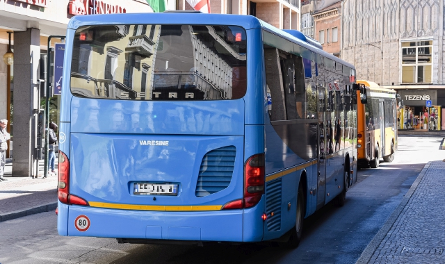Autista del bus preso a pugni da uno studente