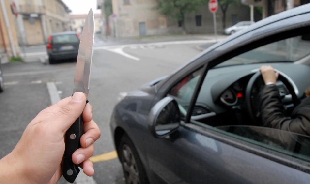 Le dona 20 euro. E lei lo rapina col coltello