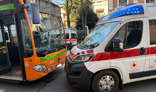 Due ragazze investite da un bus davanti al Comune di Varese