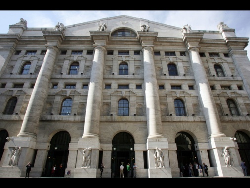 Borsa: Milano chiude ai massimi dal 2001, Ftse Mib +1,24%