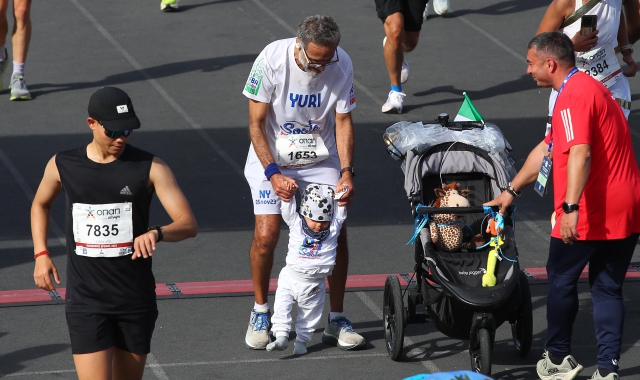 Da Besano alla maratona di Atene. Nel passeggino