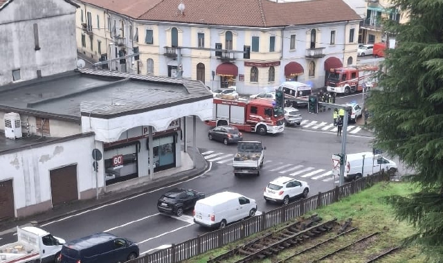 Semaforo lampeggiante, incidente e caos all’incrocio: 4 feriti