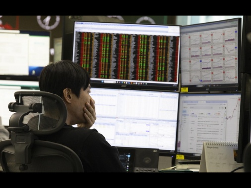 Borsa: l'Asia chiude in forte calo, pesa la tecnologia
