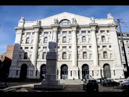 Borsa: Milano apre in calo dell'1,61%