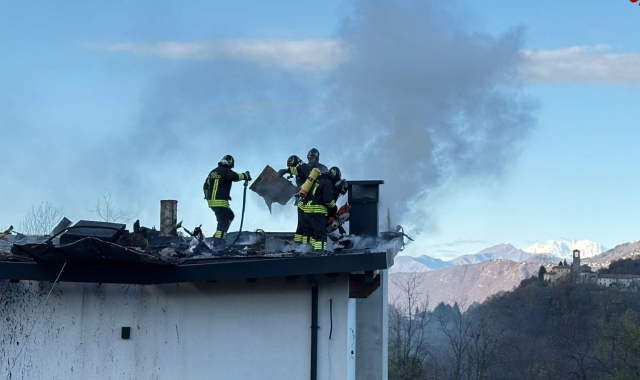 L’intervento dei vigili del fuoco a Brezzo di Bedero