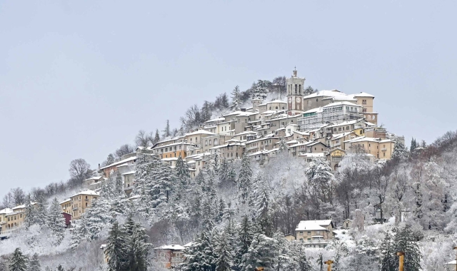 Con i fiocchi previsti stanotte, si avrebbe questa “cartolina” del Sacro Monte, come un anno fa