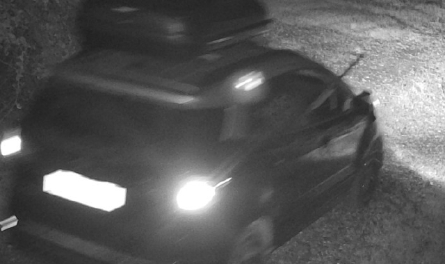 L’auto, immortalata dalle telecamere, con la canna del fucile fuori dal finestrino