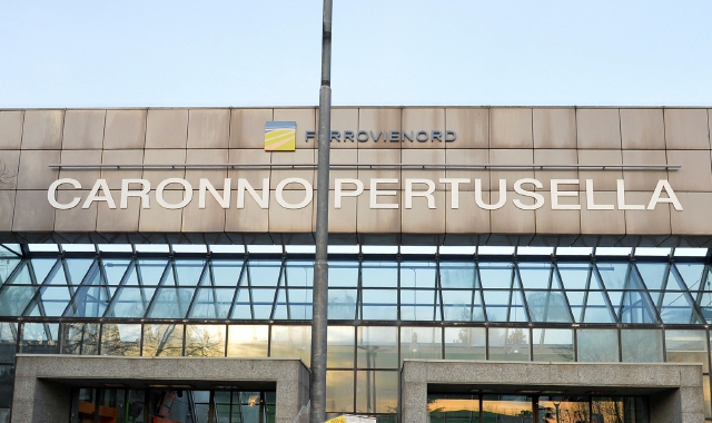 L’ingresso della stazione di Caronno Pertusella