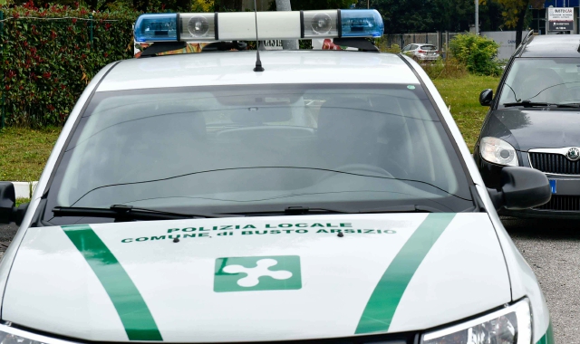 Investe due persone sulle strisce e scappa: preso