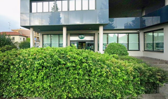 La filiale di Cassano Magnago dove è avvenuto il fatto (foto Google Maps)