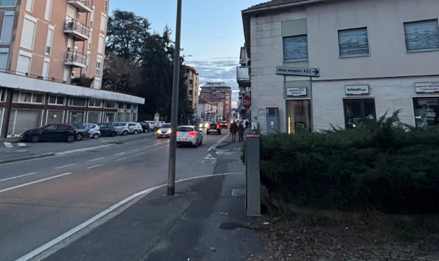 L’aiuola in via Pegoraro dove è avvenuto lo stupro