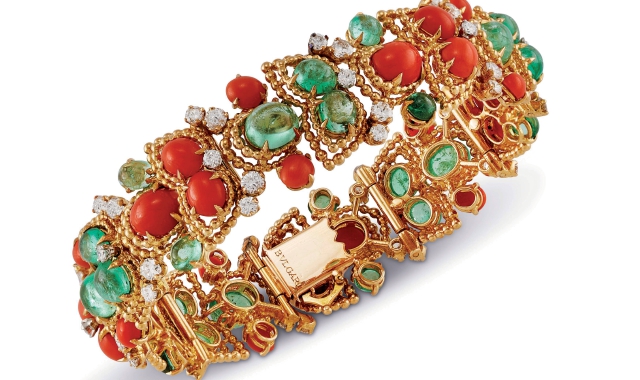 Un bracciale con smeraldi, coralli e diamanti di Bulgari