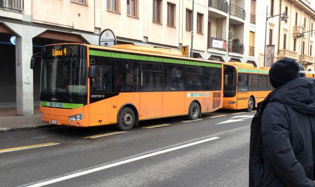 L’autista al non vedente: «Mi rompete le scatole»