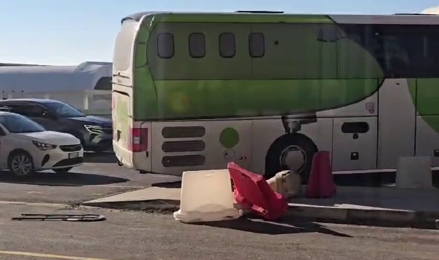 Sosta selvaggia, pullman in retromarcia a Malpensa