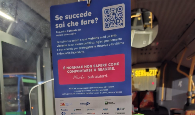 Il cartello informativo col Qr code installato a bordo dei bus